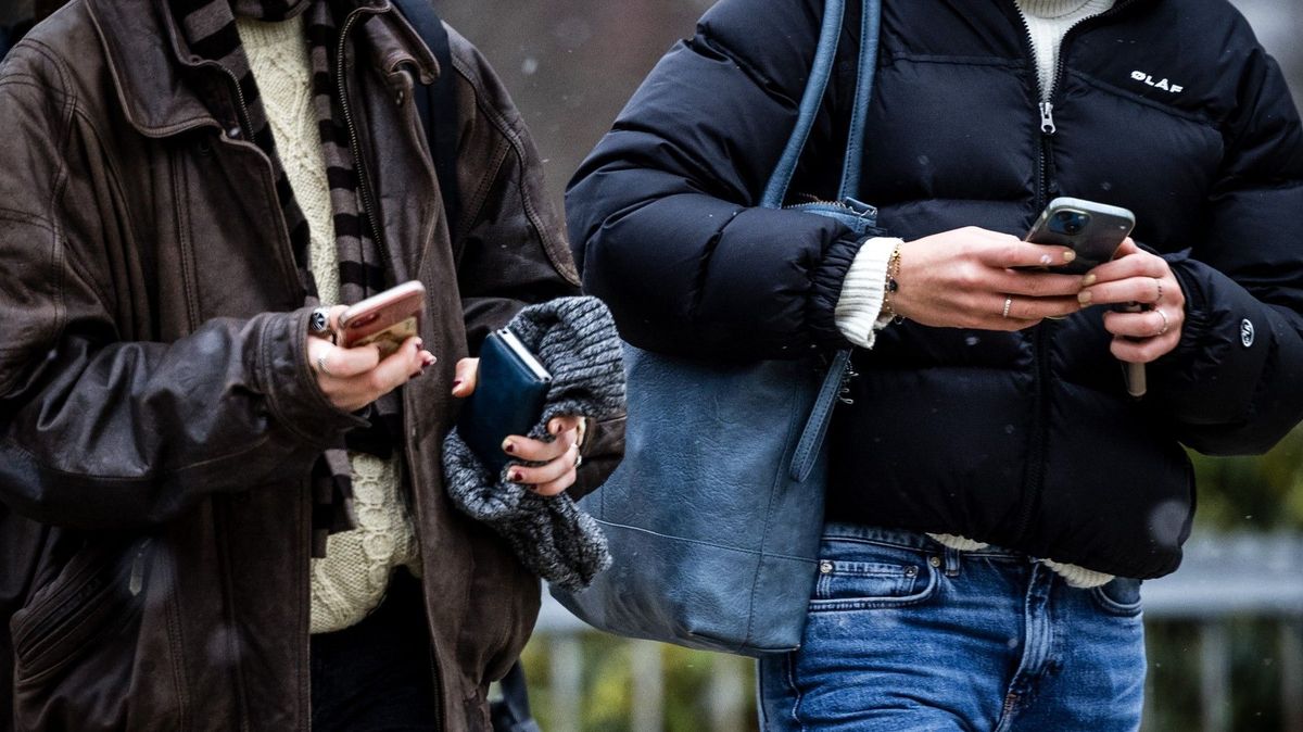 Une ville de France a interdit d’utiliser son téléphone portable en public